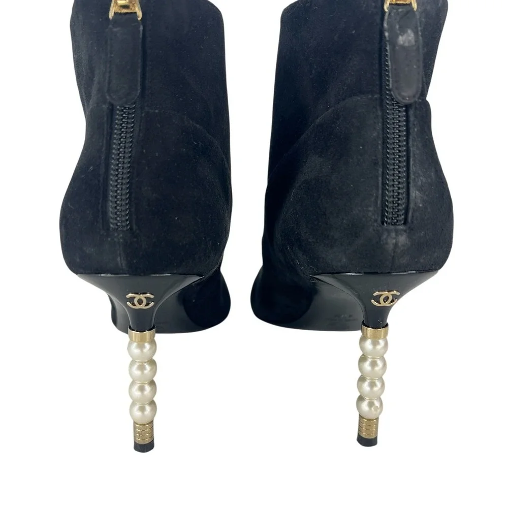 Chanel 2020 CC Suede Pearl Heel Cap Toe Logo Boots Black Size 40.5‎